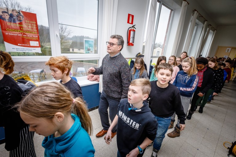 Vlaams minister Van den Heuvel danst zich warm met kinderen op Dikketruiendag
