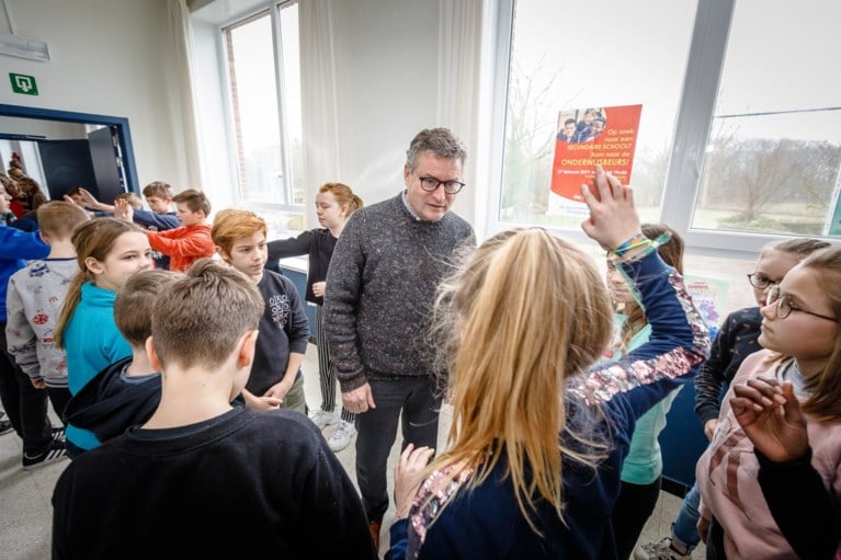 Vlaams minister Van den Heuvel danst zich warm met kinderen op Dikketruiendag