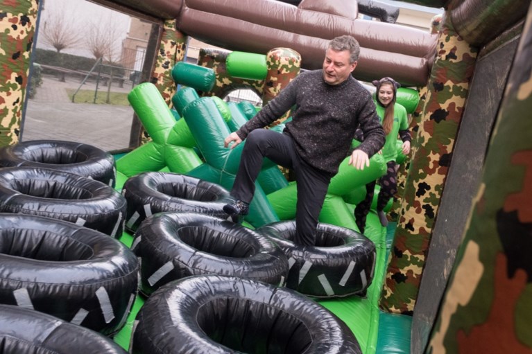 Vlaams minister Van den Heuvel danst zich warm met kinderen op Dikketruiendag