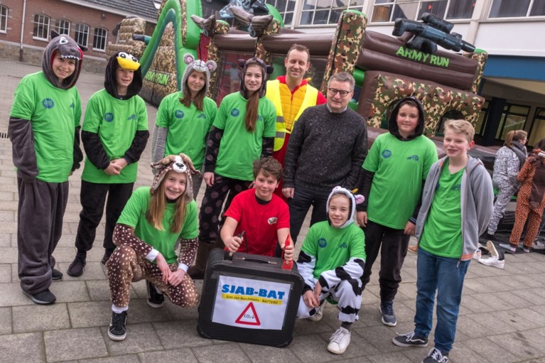Vlaams minister Van den Heuvel danst zich warm met kinderen op Dikketruiendag