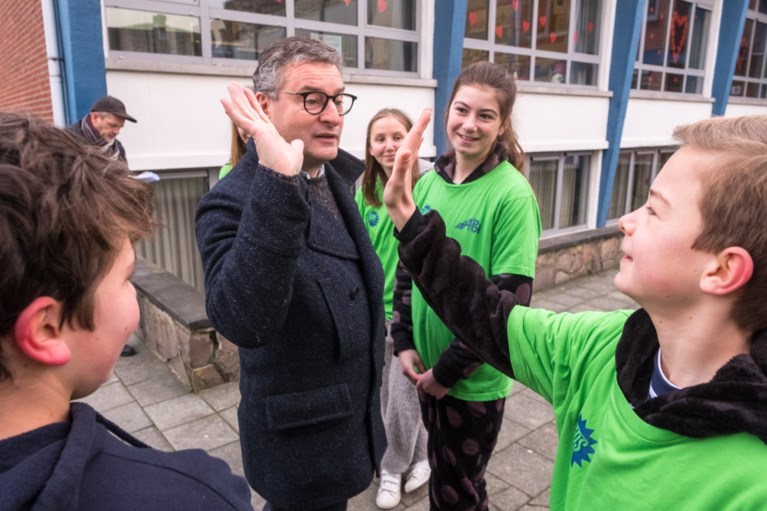 Vlaams minister Van den Heuvel danst zich warm met kinderen op Dikketruiendag