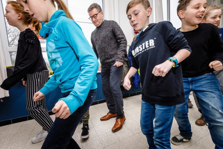 Vlaams minister Van den Heuvel danst zich warm met kinderen op Dikketruiendag