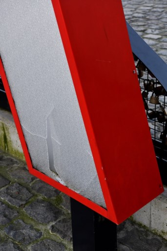 Valentijnsvandaal trapt liefdesmonument kapot: “Dit kost ons duizenden euro’s”