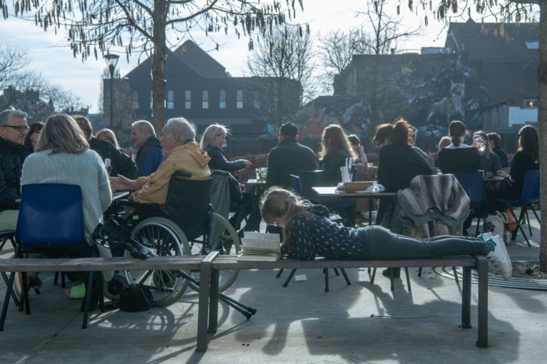 Al volop lente in februari: “Vechten voor een plekje op het terras”