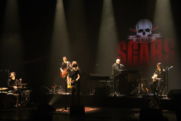 Emotionele Guy Swinnen eert Willy Willy op eerste optreden van The Scabs na dood leadgitarist