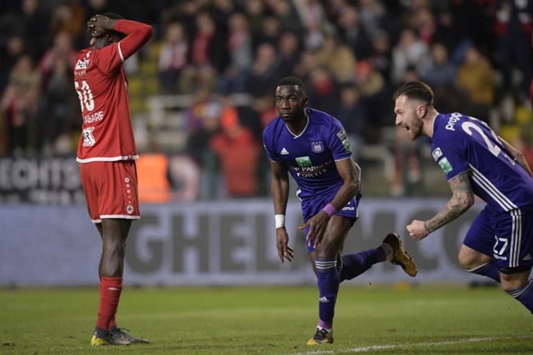 Geen penalty voor Antwerp, wel tegengoal in blessuretijd na potje knokvoetbal tegen Anderlecht