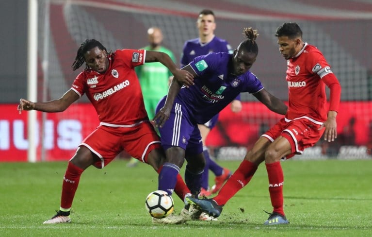 Geen penalty voor Antwerp, wel tegengoal in blessuretijd na potje knokvoetbal tegen Anderlecht