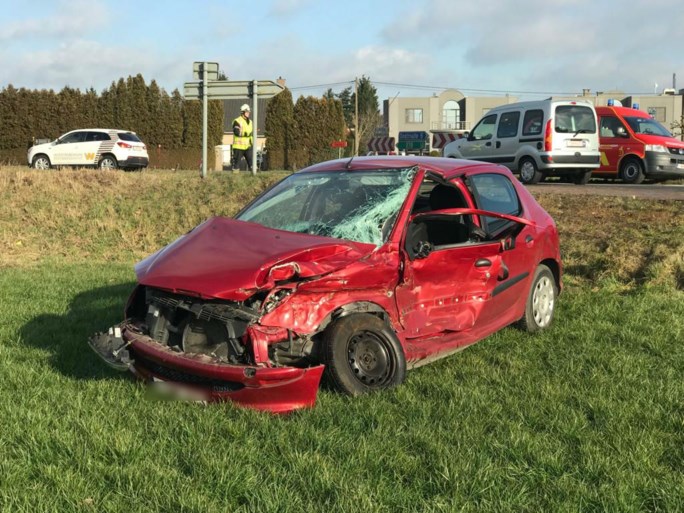 Auto weggeslingerd in de wei na aanrijding met vrachtwagen