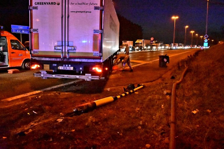 Grote verkeershinder op R6 na ongeval met vrachtwagen