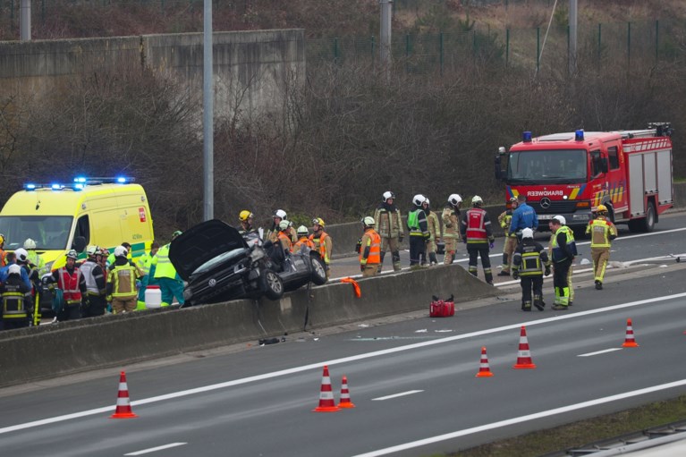 Vrachtwagen en auto botsen aan afrit E19