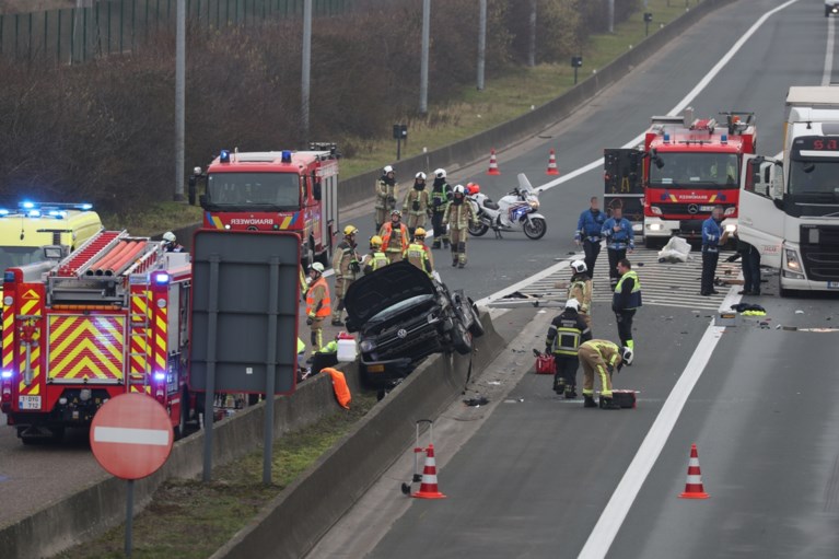 Vrachtwagen en auto botsen aan afrit E19