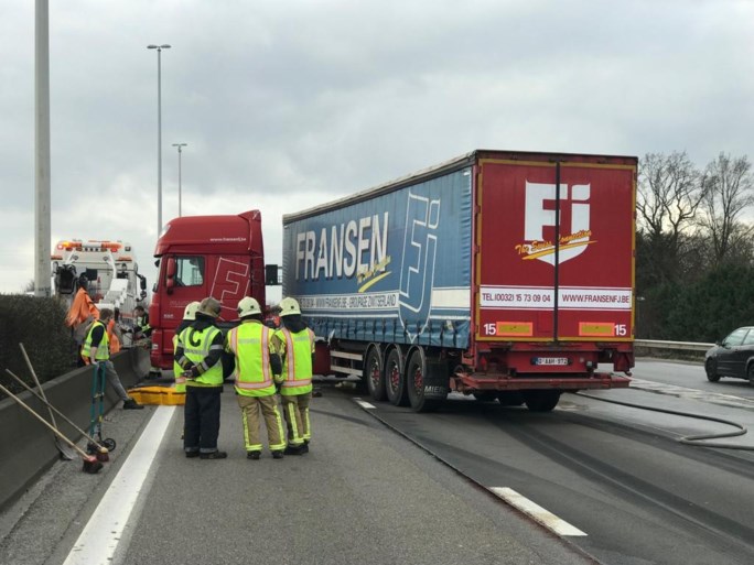 Vrachtwagen in de schaar op E313: dieseltank scheurt open