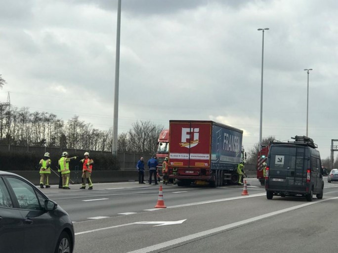 Vrachtwagen in de schaar op E313: dieseltank scheurt open