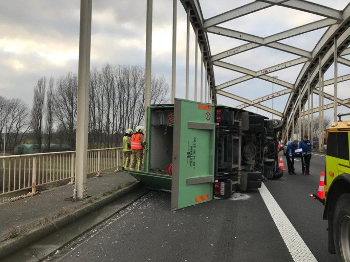Gekantelde vrachtwagen op brug E313 zorgt voor zware avondspits