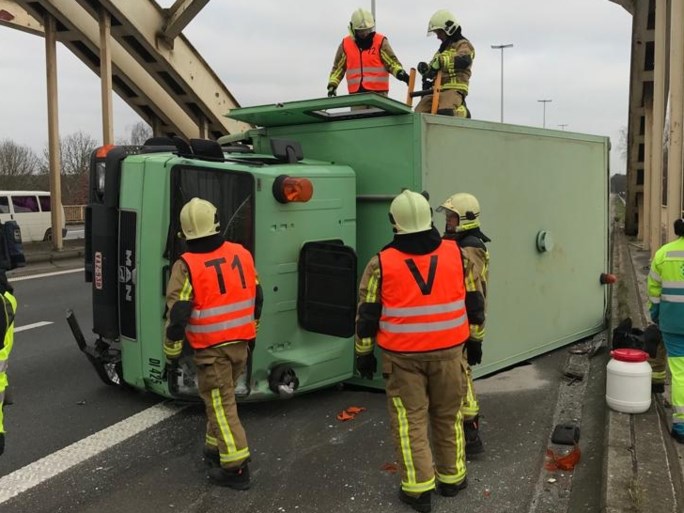 Gekantelde vrachtwagen op brug E313 zorgt voor zware avondspits