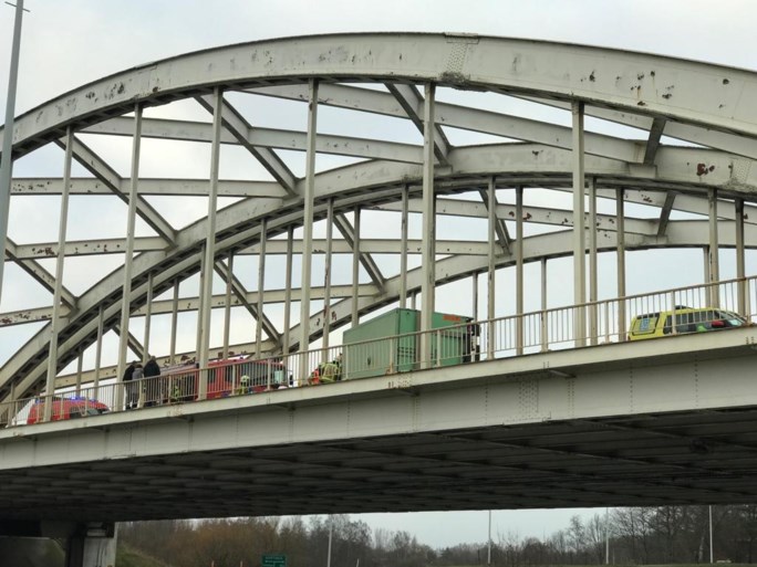 Gekantelde vrachtwagen op brug E313 zorgt voor zware avondspits
