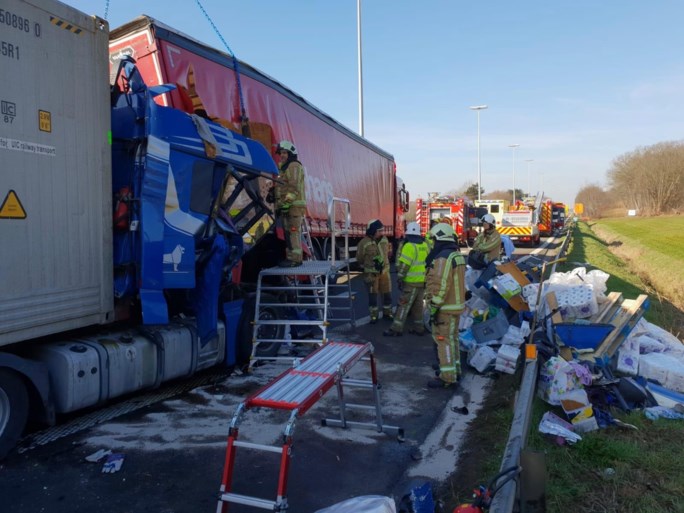 E313 vrijgemaakt na zwaar ongeval met vrachtwagens, bestuurder uren gekneld