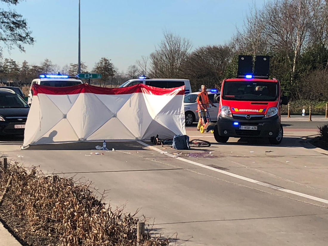 Fietsster (58) Komt Onder Wielen Van Vrachtwagen Terecht En Raakt ...