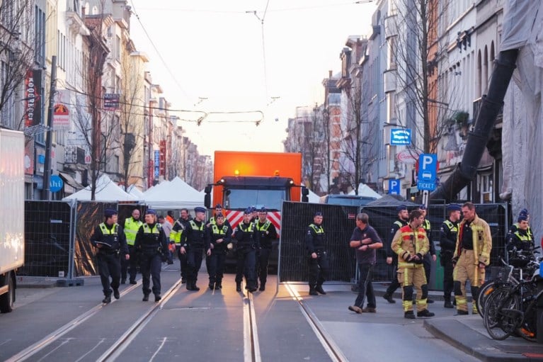 Brederodestraat afgesloten en deels ‘overkapt’ voor reconstructie dodelijke schietpartij