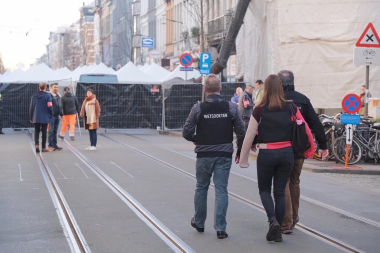 Brederodestraat afgesloten en deels ‘overkapt’ voor reconstructie dodelijke schietpartij