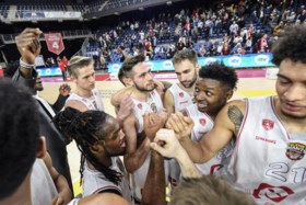 Telenet Giants Antwerp stopt zegereeks Brussels en komt mee aan de leiding