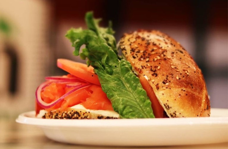 Traditionele bagels en de favoriete sapjes van sterren: betaalbare adresjes in New York