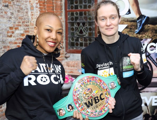 Delfine Persoon Kijkt Killer Mel Eerste Keer In De Ogen