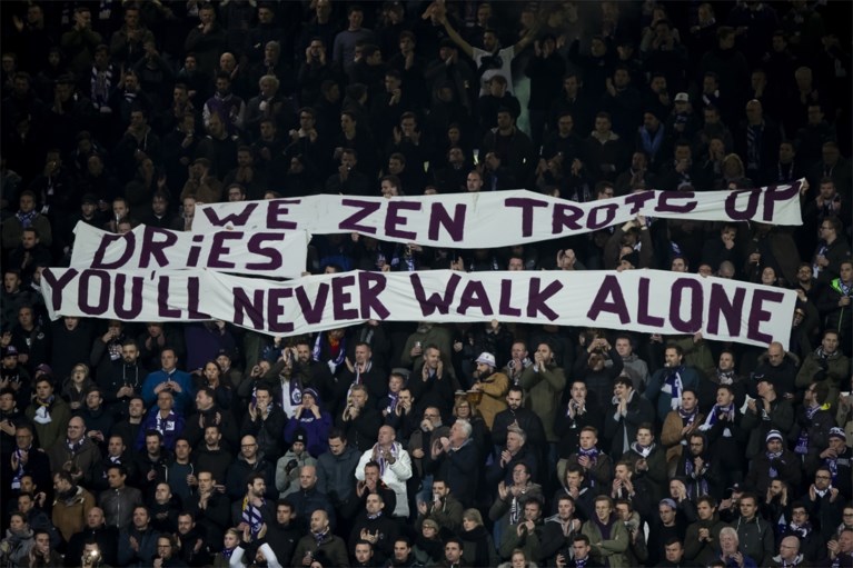 Supporters op Kiel brengen indrukwekkend eerbetoon aan 17-jarige Beerschotfan die vecht tegen tumor
