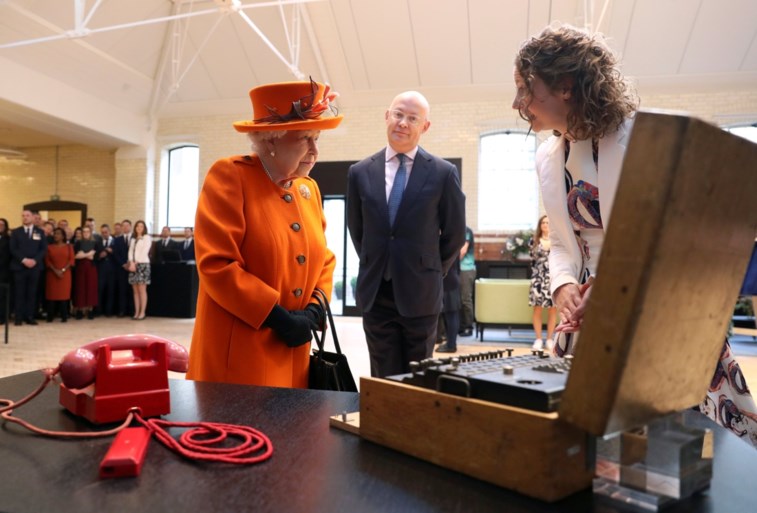 ROYALS. Prins Harry en Meghan Markle krijgen binnenkort ‘griezelige’ buren, koningin Máxima laat diepe indruk na bij fan