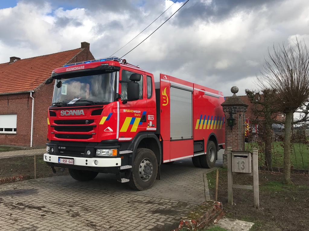 Brandweer rukt uit voor smeulend hout in boerderijwoning (Brecht