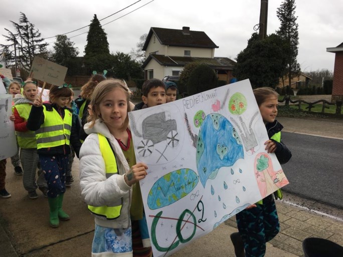 Leerlingen, leerkrachten en ouders komen op straat voor het klimaat