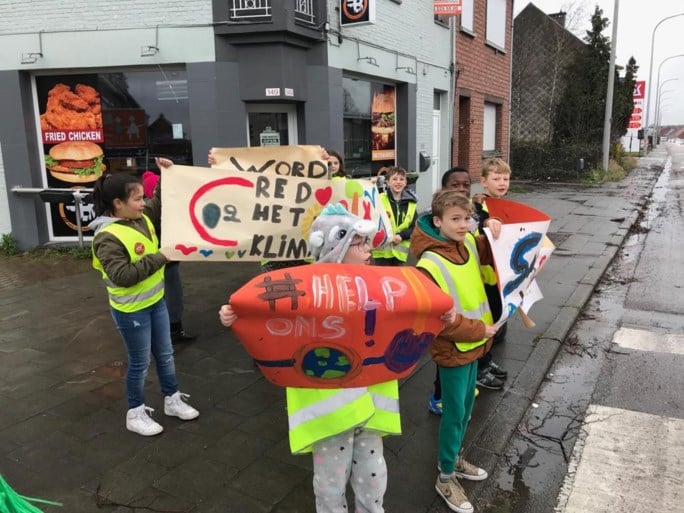 Leerlingen basisschool in Ekeren voeren klimaatactie aan oversteekplaats Leugenberg
