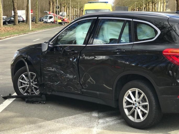 Motorrijder knalt op auto die file probeert te vermijden