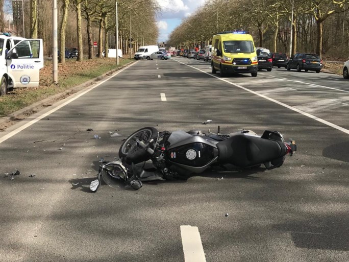 Motorrijder knalt op auto die file probeert te vermijden