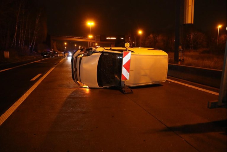 Ongeval op R2: wagen belandt op zijn flank