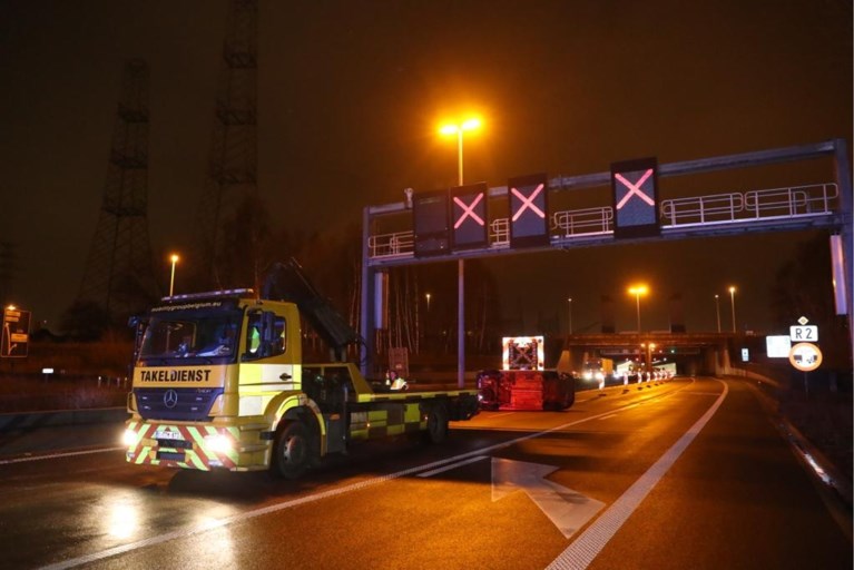 Ongeval op R2: wagen belandt op zijn flank