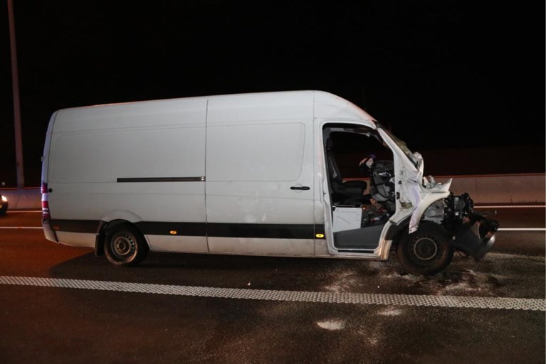 Bestelwagen rijdt achteraan in op vrachtwagen: chauffeur gewond