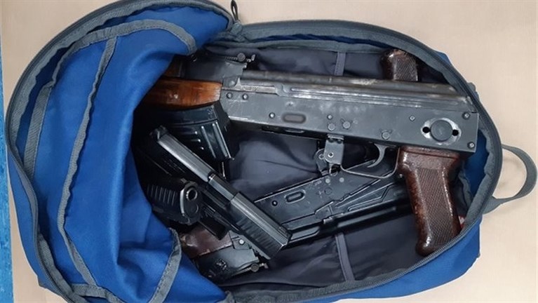 300 kilogram cocaïne en kalasjnikovs onderschept nadat verdachte Kempens-Nederlandse grens passeert