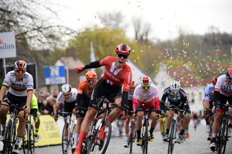 Nederlander Bol wint door valpartijen ontsierde Nokere Koerse, Van der Poel afgevoerd