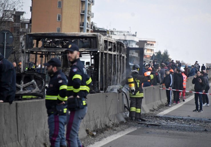Man steekt schoolbus met 50 kinderen in brand in Italië