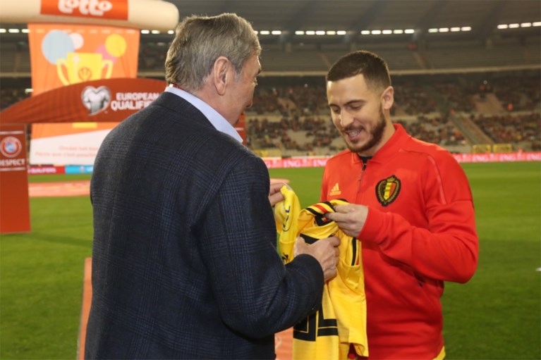 Eddy Merckx wisselt (gele) truitjes met Eden Hazard