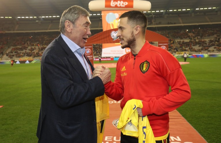 Eddy Merckx wisselt (gele) truitjes met Eden Hazard