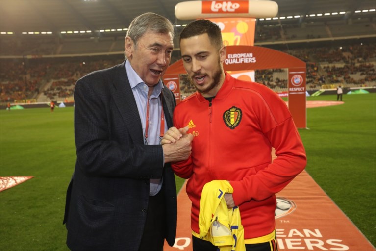 Eddy Merckx wisselt (gele) truitjes met Eden Hazard
