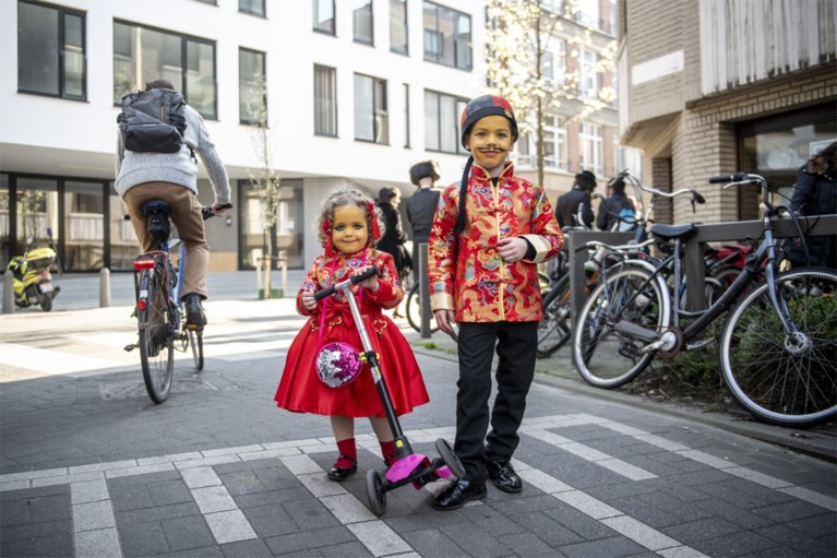 Verklede joden vieren hun voortbestaan