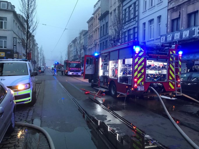 Horecazaak in Brederodestraat helemaal uitgebrand, bewoners kunnen ontkomen