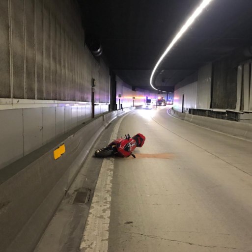 Bevrijdingstunnel richting Brussel uur afgesloten na ongeval met motorfiets