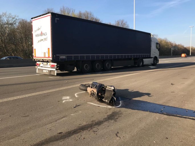 Motorrijder rijdt achteraan in op vrachtwagen: man verkeert in levensgevaar