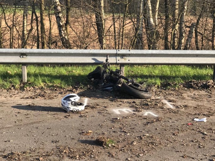 Motorrijder rijdt achteraan in op vrachtwagen: man verkeert in levensgevaar