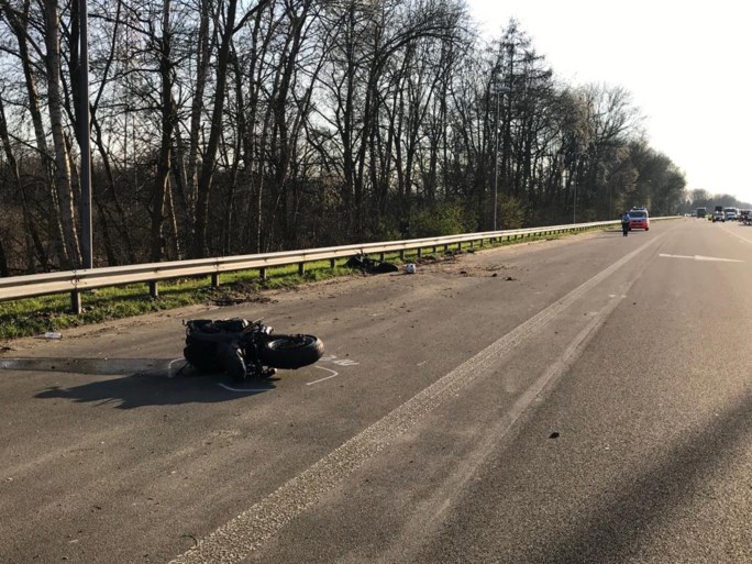 Motorrijder rijdt achteraan in op vrachtwagen: man verkeert in levensgevaar