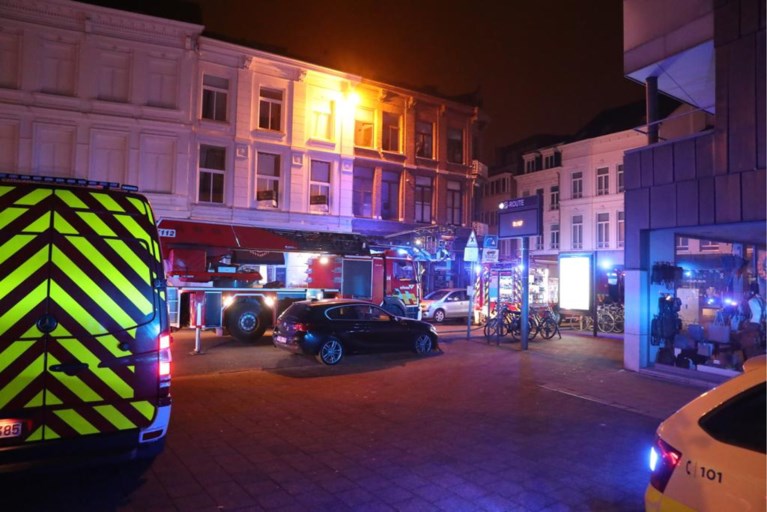 Brand boven zaak aan de Oudaan: alle bewoners op tijd geëvacueerd